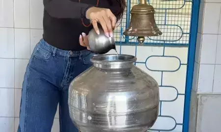शिवलिंग पर जल चढ़ाते वक्त चश्मा पहनने पर ट्रोल हुईं भूमि पेडनेकर, यूजर्स बोले- पूजा कम, फोटोशूट ज्यादा है शिवलिंग पर जल चढ़ाते वक्त चश्मा पहनने पर ट्रोल हुईं भूमि पेडनेकर, यूजर्स बोले- पूजा कम, फोटोशूट ज्यादा है