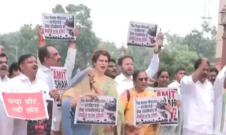 संसद के मकर द्वार पर कांग्रेस सांसदों का जोरदार प्रदर्शन! छात्रों पर कार्रवाई को लेकर गृह मंत्री अमित शाह से मांगा जवाब संसद के मकर द्वार पर कांग्रेस सांसदों का जोरदार प्रदर्शन! छात्रों पर कार्रवाई को लेकर गृह मंत्री अमित शाह से मांगा जवाब