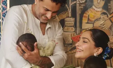 तुम्हें हर जन्म में चुनूंगी, सोनम कपूर और सास प्रिया आहूजा ने आनंद आहूजा के बर्थडे पर लुटाया प्यार तुम्हें हर जन्म में चुनूंगी, सोनम कपूर और सास प्रिया आहूजा ने आनंद आहूजा के बर्थडे पर लुटाया प्यार