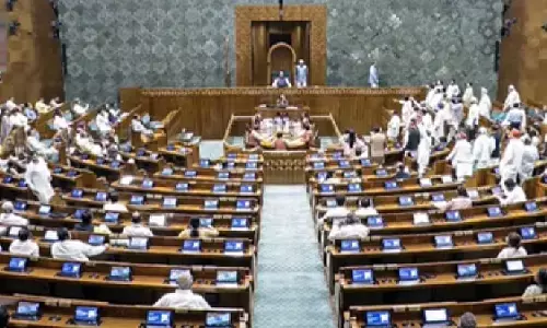 लोकसभा से भी पास हुआ वंदे मातरम् बिल, विपक्ष के विरोध के बीच दोनों सदनों से मिली मंजूरी लोकसभा से भी पास हुआ वंदे मातरम् बिल, विपक्ष के विरोध के बीच दोनों सदनों से मिली मंजूरी