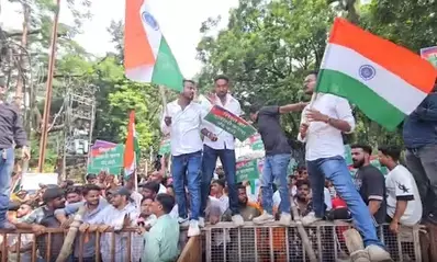 झारखंड: लोक भवन के बाहर छात्रों का प्रदर्शन, जेपीएससी परीक्षा रद्द करने और सीबीआई जांच की मांग झारखंड: लोक भवन के बाहर छात्रों का प्रदर्शन, जेपीएससी परीक्षा रद्द करने और सीबीआई जांच की मांग