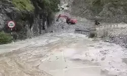 चमोली में भारी बारिश से बद्रीनाथ हाईवे बंद, सड़क खोलने का काम युद्ध स्तर पर जारी