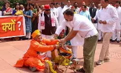 संसद परिसर में भगवा कपड़ों में पप्पू यादव का प्रदर्शन, भाजपा-वीएचपी ने विपक्ष को घेरा संसद परिसर में भगवा कपड़ों में पप्पू यादव का प्रदर्शन, भाजपा-वीएचपी ने विपक्ष को घेरा