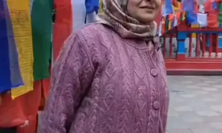 धुंध और घंटियों के बीच मिला सुकून, जया भट्टाचार्य ने किए दार्जिलिंग के महाकाल मंदिर के दर्शन धुंध और घंटियों के बीच मिला सुकून, जया भट्टाचार्य ने किए दार्जिलिंग के महाकाल मंदिर के दर्शन