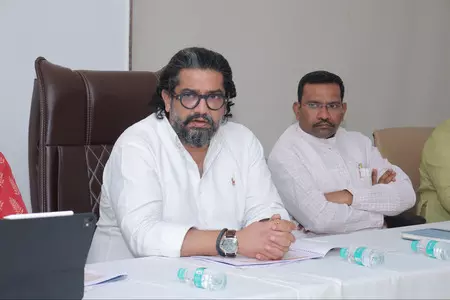 महाराष्ट्र: अतिवृष्टि से क्षतिग्रस्त सड़कों का निरीक्षण करने पालघर पहुंचे मंत्री शिवेंद्रराजे भोसले महाराष्ट्र: अतिवृष्टि से क्षतिग्रस्त सड़कों का निरीक्षण करने पालघर पहुंचे मंत्री शिवेंद्रराजे भोसले