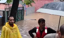 जम्मू-कश्मीर में लगातार बारिश से हालात बिगड़े, बादल फटने से पेहलीपोरा में कई घर डूबे जम्मू-कश्मीर में लगातार बारिश से हालात बिगड़े, बादल फटने से पेहलीपोरा में कई घर डूबे