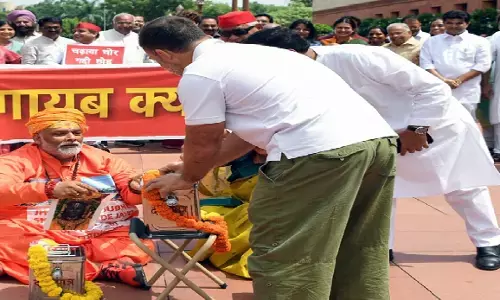 संसद परिसर में विरोध प्रदर्शन के बाद पप्पू यादव की बढ़ीं मुश्किलें, धार्मिक भावनाएं आहत करने के आरोप में FIR दर्ज