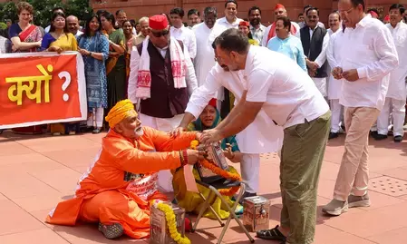 संसद में प्रदर्शन पड़ा भारी! वाराणसी में राहुल गांधी, पप्पू यादव और अवधेश प्रसाद पर FIR दर्ज संसद में प्रदर्शन पड़ा भारी! वाराणसी में राहुल गांधी, पप्पू यादव और अवधेश प्रसाद पर FIR दर्ज