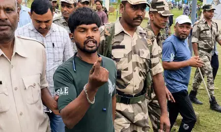 जेपीएससी छात्र आंदोलन के दौरान हाईमास्ट टावर पर चढ़ा युवक, घंटों मशक्कत के बाद सुरक्षित उतारा जेपीएससी छात्र आंदोलन के दौरान हाईमास्ट टावर पर चढ़ा युवक, घंटों मशक्कत के बाद सुरक्षित उतारा