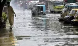 पाकिस्तान के कई इलाकों में बाढ़ का प्रकोप, बारिश से जुड़ी घटनाओं में अब तक 196 लोगों की मौत पाकिस्तान के कई इलाकों में बाढ़ का प्रकोप, बारिश से जुड़ी घटनाओं में अब तक 196 लोगों की मौत
