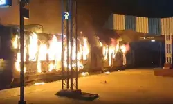 बिहार : सिमरी बख्तियारपुर स्टेशन पर पैसेंजर ट्रेन में लगी भीषण आग, यात्रियों में मचा हड़कंप बिहार : सिमरी बख्तियारपुर स्टेशन पर पैसेंजर ट्रेन में लगी भीषण आग, यात्रियों में मचा हड़कंप