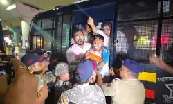 E20 पेट्रोल के विरोध में नागपुर में कांग्रेस का प्रदर्शन, गडकरी के आवास की ओर मार्च रोका; कई कार्यकर्ता हिरासत में E20 पेट्रोल के विरोध में नागपुर में कांग्रेस का प्रदर्शन, गडकरी के आवास की ओर मार्च रोका; कई कार्यकर्ता हिरासत में