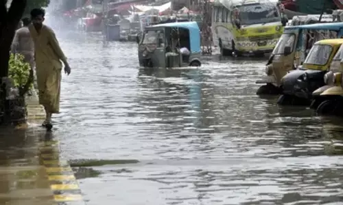 पाकिस्तान के कई इलाकों में बाढ़ का प्रकोप, बारिश से जुड़ी घटनाओं में अब तक 196 लोगों की मौत पाकिस्तान के कई इलाकों में बाढ़ का प्रकोप, बारिश से जुड़ी घटनाओं में अब तक 196 लोगों की मौत