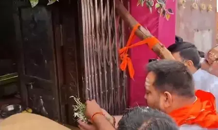 श्रावण के पहले सोमवार पर हरिहरनाथ मंदिर पहुंचे तेजस्वी यादव श्रावण के पहले सोमवार पर हरिहरनाथ मंदिर पहुंचे तेजस्वी यादव