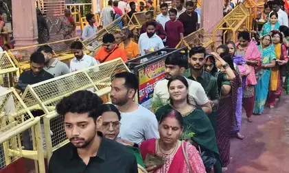 सावन के पहले सोमवार पर शिवालयों में उमड़ा आस्था का सैलाब, रात से ही लगी भक्तों की लंबी कतारें