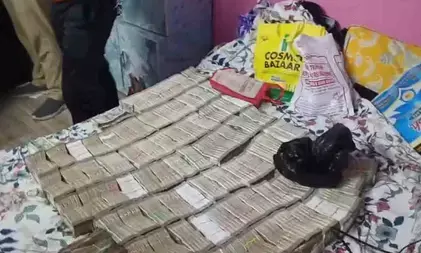 बांग्लादेश को कफ सिरप की अंतरराष्ट्रीय तस्करी करने वाले रैकेट का पर्दाफाश: व्यापारी के घर रेड में ₹2.40 करोड़ कैश जब्त बांग्लादेश को कफ सिरप की अंतरराष्ट्रीय तस्करी करने वाले रैकेट का पर्दाफाश: व्यापारी के घर रेड में ₹2.40 करोड़ कैश जब्त