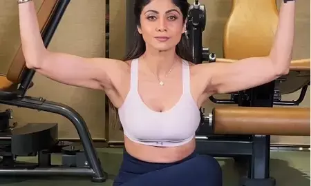 शिल्पा शेट्टी का फिटनेस टास्क: चैलेंजिंग बैलेंस पोज से फैंस को किया मोटिवेट शिल्पा शेट्टी का फिटनेस टास्क: चैलेंजिंग बैलेंस पोज से फैंस को किया मोटिवेट