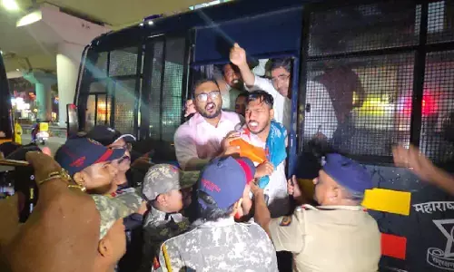 E20 पेट्रोल के विरोध में नागपुर में कांग्रेस का प्रदर्शन, गडकरी के आवास की ओर मार्च रोका; कई कार्यकर्ता हिरासत में E20 पेट्रोल के विरोध में नागपुर में कांग्रेस का प्रदर्शन, गडकरी के आवास की ओर मार्च रोका; कई कार्यकर्ता हिरासत में