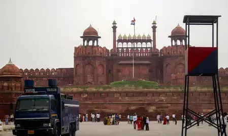 दिल्ली में हड़कंप! मेयर ऑफिस और लाल किले को मिली बम से उड़ाने की धमकी, भारी सुरक्षा बल तैनात दिल्ली में हड़कंप! मेयर ऑफिस और लाल किले को मिली बम से उड़ाने की धमकी, भारी सुरक्षा बल तैनात