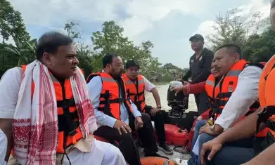 असम बाढ़: सीएम हिमंत बिस्वा सरमा ने प्रभावित इलाकों का किया दौरा, राहत कार्यों का लिया जायजा असम बाढ़: सीएम हिमंत बिस्वा सरमा ने प्रभावित इलाकों का किया दौरा, राहत कार्यों का लिया जायजा