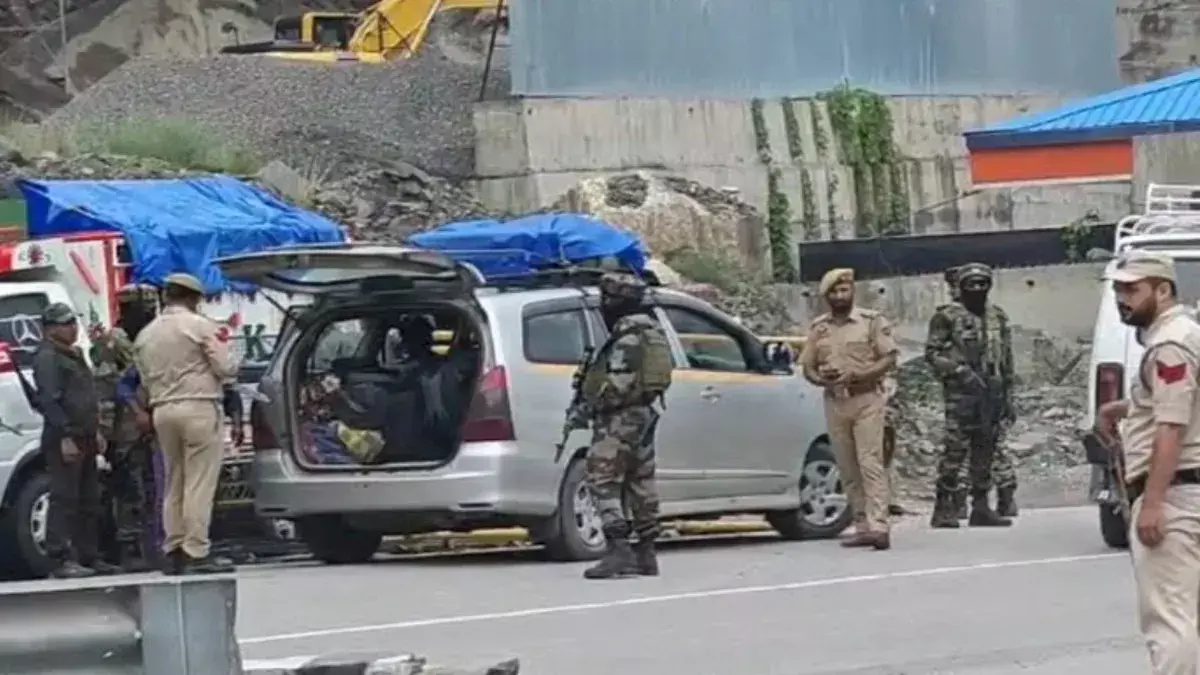 जम्मू-कश्मीर के रामबन में बांग्लादेश के 21 संदिग्ध नागरिकों को हिरासत में लिया गया जम्मू-कश्मीर के रामबन में बांग्लादेश के 21 संदिग्ध नागरिकों को हिरासत में लिया गया