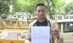 अभिजीत दिपके की गिरफ्तारी की मांग को लेकर दिल्ली पुलिस को शिकायतकर्ता फैजल ने सौंपी शिकायत