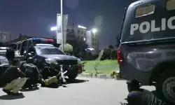 कराची : पुलिसकर्मी को मारी गोली, हमले में एक की मौत कराची : पुलिसकर्मी को मारी गोली, हमले में एक की मौत
