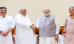 बांकीपुर उपचुनाव के बाद पीएम मोदी से मिले नीतीश कुमार, साथ रहे ललन सिंह और संजय झा; सियासी चर्चाएं तेज बांकीपुर उपचुनाव के बाद पीएम मोदी से मिले नीतीश कुमार, साथ रहे ललन सिंह और संजय झा; सियासी चर्चाएं तेज