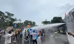 पटना की सड़कों पर छात्रों का बड़ा बवाल! CM आवास मार्च में तोड़ी बैरिकेडिंग, पुलिस ने छोड़ी पानी की बौछार पटना की सड़कों पर छात्रों का बड़ा बवाल! CM आवास मार्च में तोड़ी बैरिकेडिंग, पुलिस ने छोड़ी पानी की बौछार