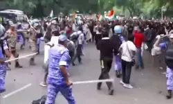 गोदी से लठैत भये, पब्लिक लीने दौड़ाय! गोदी से लठैत भये, पब्लिक लीने दौड़ाय!