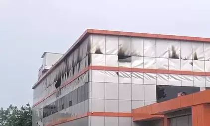 ग्रेटर नोएडा: इलेक्ट्रॉनिक चिप बनाने वाली कंपनी में भीषण आग, दीवार गिरने से दो फायर कर्मियों की दर्दनाक मौत ग्रेटर नोएडा: इलेक्ट्रॉनिक चिप बनाने वाली कंपनी में भीषण आग, दीवार गिरने से दो फायर कर्मियों की दर्दनाक मौत