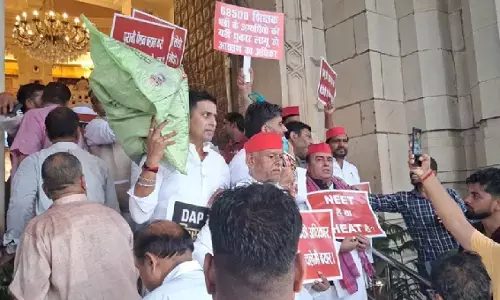 यूपी विधानसभा में हंगामे के बीच पेश होगा अनुपूरक बजट, हाथों में तख्तियां लेकर विपक्षी विधायकों का प्रदर्शन, सरकार के खिलाफ नारेबाजी यूपी विधानसभा में हंगामे के बीच पेश होगा अनुपूरक बजट, हाथों में तख्तियां लेकर विपक्षी विधायकों का प्रदर्शन, सरकार के खिलाफ नारेबाजी