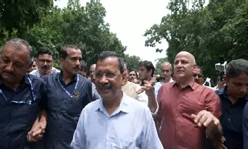 E20 पेट्रोल के विरोध में पीएम आवास मार्च पर पुलिस ने लगाई रोक, सड़क पर धरने पर बैठे अरविंद केजरीवाल