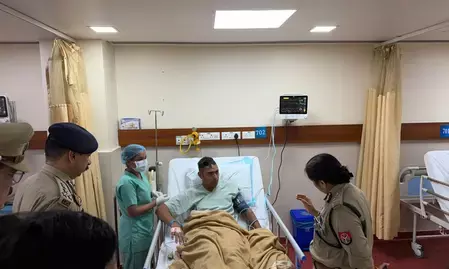 ग्रेटर नोएडा अग्निकांड: अस्पताल पहुँचीं पुलिस कमिश्नर लक्ष्मी सिंह, घायलों का जाना हाल-चाल; बेहतर इलाज के दिए निर्देश ग्रेटर नोएडा अग्निकांड: अस्पताल पहुँचीं पुलिस कमिश्नर लक्ष्मी सिंह, घायलों का जाना हाल-चाल; बेहतर इलाज के दिए निर्देश