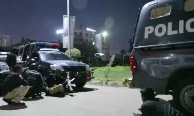 कराची : पुलिसकर्मी को मारी गोली, हमले में एक की मौत कराची : पुलिसकर्मी को मारी गोली, हमले में एक की मौत