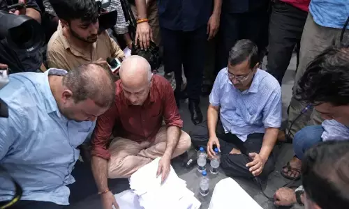 ई-20 पेट्रोल के विरोध में केजरीवाल का पीएम आवास मार्च रोका गया, 2.33 लाख हस्ताक्षरों वाली याचिका सरकार को सौंपी