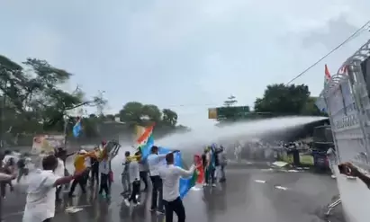 पटना की सड़कों पर छात्रों का बड़ा बवाल! CM आवास मार्च में तोड़ी बैरिकेडिंग, पुलिस ने छोड़ी पानी की बौछार पटना की सड़कों पर छात्रों का बड़ा बवाल! CM आवास मार्च में तोड़ी बैरिकेडिंग, पुलिस ने छोड़ी पानी की बौछार