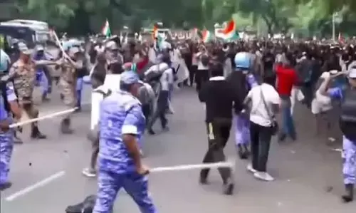 गोदी से लठैत भये, पब्लिक लीने दौड़ाय!