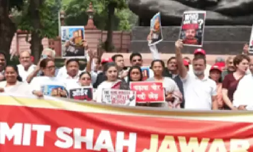 संसद परिसर में विपक्ष का मार्च, राहुल गांधी ने पूछा- छात्रों पर पैलेट गन किसके आदेश से चली?