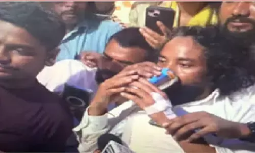 रांची में छात्र नेता देवेंद्र नाथ महतो ने समाप्त किया अनशन, सोनम वांगचुक से वीडियो कॉल पर बातचीत के बाद लिया जल रांची में छात्र नेता देवेंद्र नाथ महतो ने समाप्त किया अनशन, सोनम वांगचुक से वीडियो कॉल पर बातचीत के बाद लिया जल