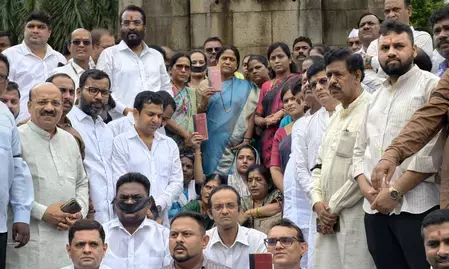 सुनेत्रा पवार पर विवादित टिप्पणी से भड़की NCP! कांग्रेस के खिलाफ सड़कों पर उतरे कार्यकर्ता, की माफी की मांग