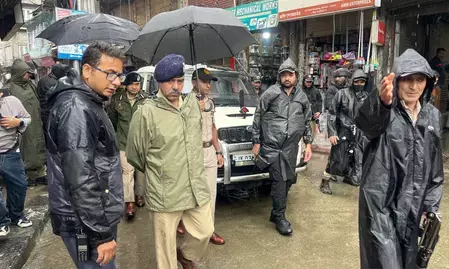 जम्मू-कश्मीर: लश्कर आतंकी की गिरफ्तारी पर 15 लाख का इनाम, पुलिस ने की घोषणा जम्मू-कश्मीर: लश्कर आतंकी की गिरफ्तारी पर 15 लाख का इनाम, पुलिस ने की घोषणा