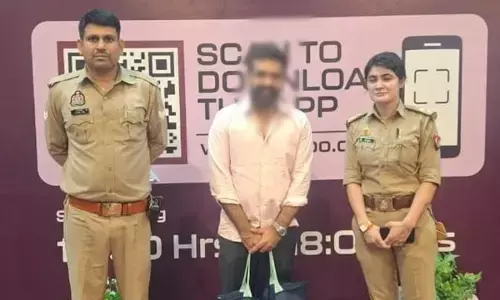 ग्रेटर नोएडा पुलिस ने लौटाया बैग – 10 लाख रुपये सुरक्षित मिले ग्रेटर नोएडा पुलिस ने लौटाया बैग – 10 लाख रुपये सुरक्षित मिले