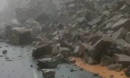 भूस्खलन से बद्रीनाथ राष्ट्रीय राजमार्ग, नारायणबगड़–कर्णप्रयाग मुख्य सड़क और एनएच-5 बंद भूस्खलन से बद्रीनाथ राष्ट्रीय राजमार्ग, नारायणबगड़–कर्णप्रयाग मुख्य सड़क और एनएच-5 बंद