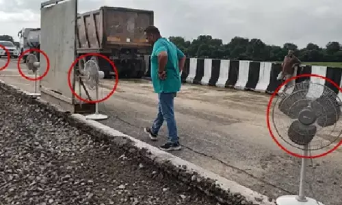 लखनऊ-कानपुर एक्सप्रेसवे पर पंखों से सुखाई गई सड़क, वीडियो वायरल; अखिलेश यादव ने सरकार पर उठाए सवाल लखनऊ-कानपुर एक्सप्रेसवे पर पंखों से सुखाई गई सड़क, वीडियो वायरल; अखिलेश यादव ने सरकार पर उठाए सवाल