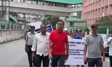 मेघालय: विपक्षी दल ने प्रमुख सार्वजनिक मुद्दों पर कार्रवाई की मांग को लेकर निकाला मार्च मेघालय: विपक्षी दल ने प्रमुख सार्वजनिक मुद्दों पर कार्रवाई की मांग को लेकर निकाला मार्च