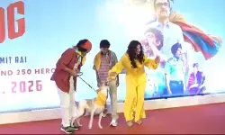 रेड कार्पेट पर कुत्ते ने खींची रवीना टंडन की ड्रेस रेड कार्पेट पर कुत्ते ने खींची रवीना टंडन की ड्रेस