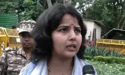राहुल गांधी के घर के बाहर महिला का जोरदार हंगामा— टिकट देने के नाम पर मांगे पैसे, हमें बेवकूफ बनाया! राहुल गांधी के घर के बाहर महिला का जोरदार हंगामा— टिकट देने के नाम पर मांगे पैसे, हमें बेवकूफ बनाया!