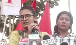 झारखंड छात्र आंदोलन में हंगामा, रांची में मार्च के दौरान AISA अध्यक्ष नेहा बोरा पर फेंकी गई स्याही झारखंड छात्र आंदोलन में हंगामा, रांची में मार्च के दौरान AISA अध्यक्ष नेहा बोरा पर फेंकी गई स्याही