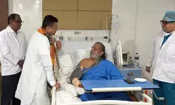 मिथुन चक्रवर्ती की हुई हार्ट सर्जरी, मिलने पहुंचे पश्चिम बंगाल के सीएम शुभेंदु अधिकारी मिथुन चक्रवर्ती की हुई हार्ट सर्जरी, मिलने पहुंचे पश्चिम बंगाल के सीएम शुभेंदु अधिकारी